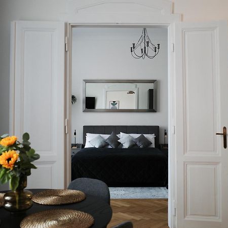 Apartment Dusni Superior Praha Bagian luar foto