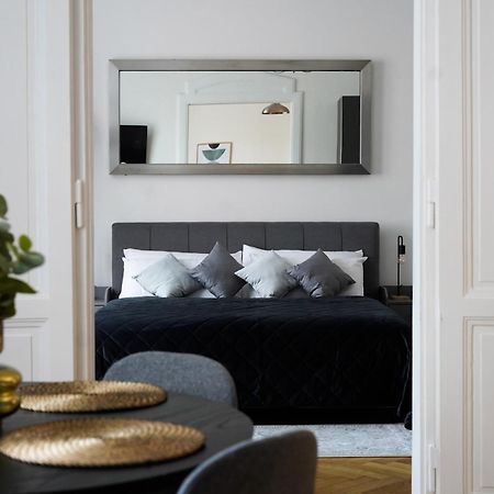 Apartment Dusni Superior Praha Bagian luar foto